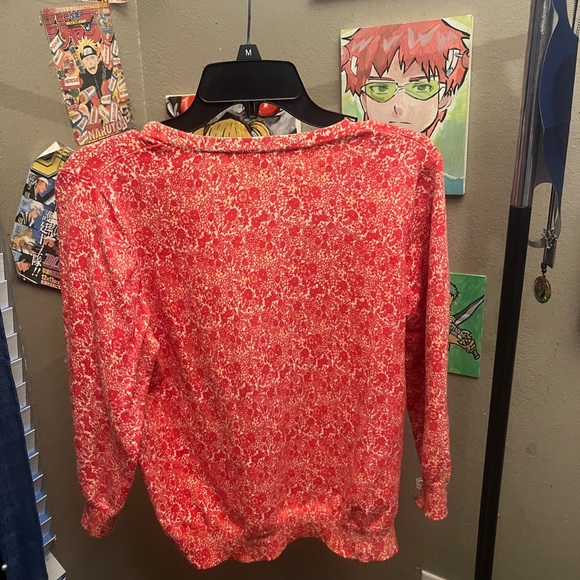 red and white cardigan with flower designs and transparent pearl buttons - Picture 3 of 6